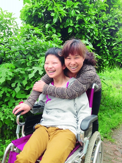 黃揚(yáng)和母親許秀梅在陽光下好開心。（黃珊攝）