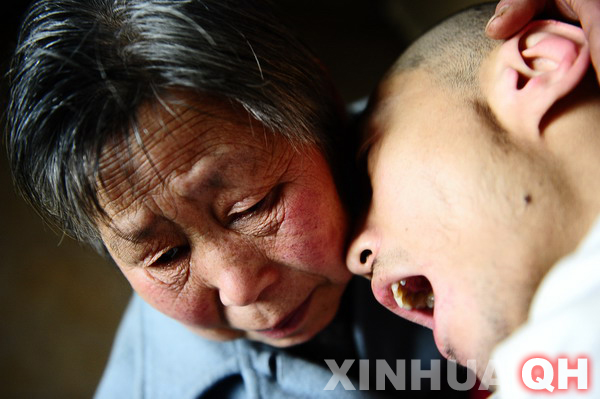 3月29日，母親邵秀景（左）同楊林在一起。