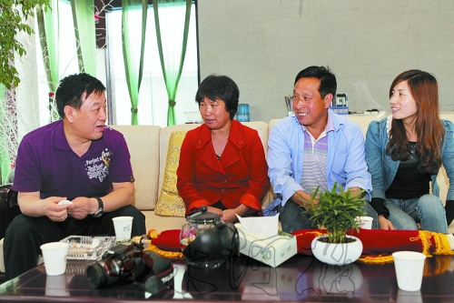 網(wǎng)友“奇石頑童”與牛松玲、郭新成夫婦