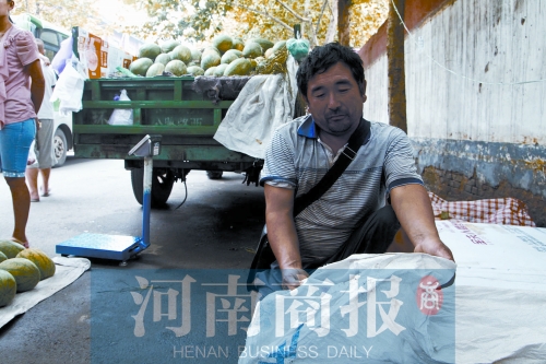 錢(qián)包就裝在這個(gè)編織袋里，枕在老陳頭下，沒(méi)想到還是被偷走了 實(shí)習(xí)生 唐韜/攝