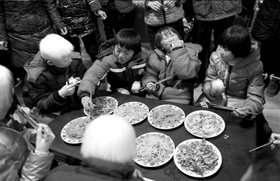 收養(yǎng)的孩子被送往開封市福利院后，吃上了晚餐。記者王苡萱攝