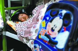 一名兒童昨晚在蘭考縣臨時(shí)救助站的房間入睡。新華社發(fā)