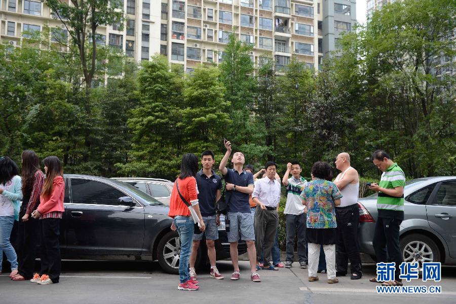 四川雅安發(fā)生7.0級地震 成都居民樓下避震 四川雅安發(fā)生7.0級地震 成都居民樓下避震