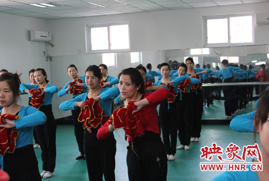 舞蹈室里，張巧英正在糾正學(xué)生的舞蹈動作