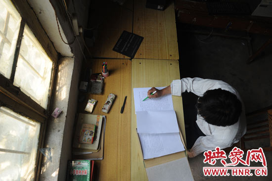 圖為王格現(xiàn)在審閱文件。