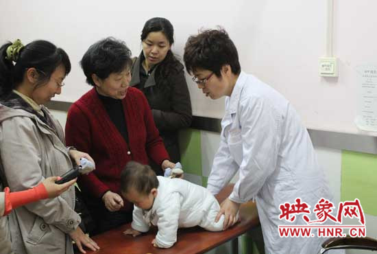 尚清正在了解患兒具體情況 尚清正在了解患兒具體情況