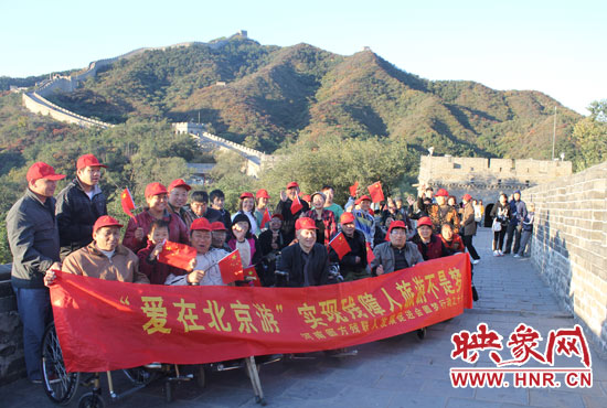 旅游對(duì)于殘疾人朋友來(lái)說(shuō)比正常人要困難許多，2011年，劉小琴帶領(lǐng)殘障朋友登上了長(zhǎng)城。
