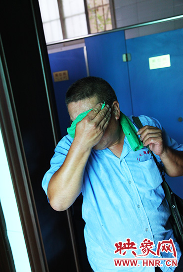 修好設(shè)施，從廁所內(nèi)出來時(shí)江學(xué)銅已滿頭大汗