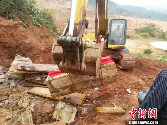 圖為“官墓”被移走。　嚴(yán)初 攝