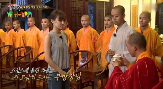 圖為具荷拉向方丈奉茶。