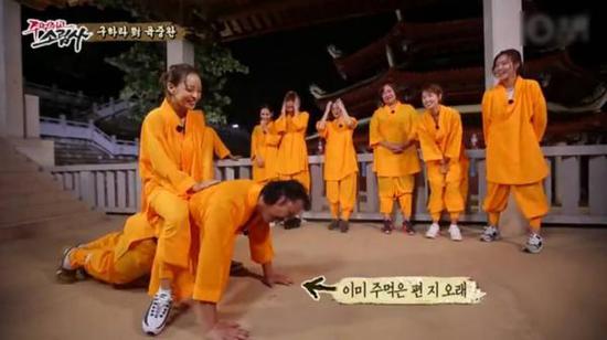 陸重烷接受懲罰做俯臥撐，女星具荷拉坐其背上。