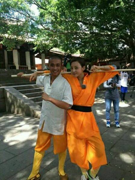 這些參加節(jié)目的女星當中既有歌手，又有演員，都是時尚年輕且受歡迎的女星。