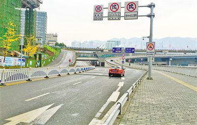 12月18日，本報記者駕車經(jīng)過江北嘴千廝門大橋匝道附近道路和財信廣場旁支路體驗時，收音機里能聽到神秘的路況提示音。本報記者
