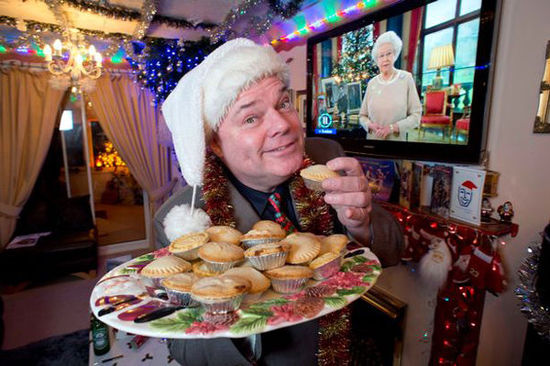 病態(tài)！英男子連續(xù)22年每日過(guò)圣誕耗資2千萬(wàn)元
