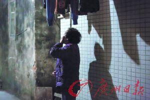 女姐在講述自己老伴幾年前在保姆的“照料”下去世的經(jīng)歷，神色悲傷。廣州日報記者陳憂子