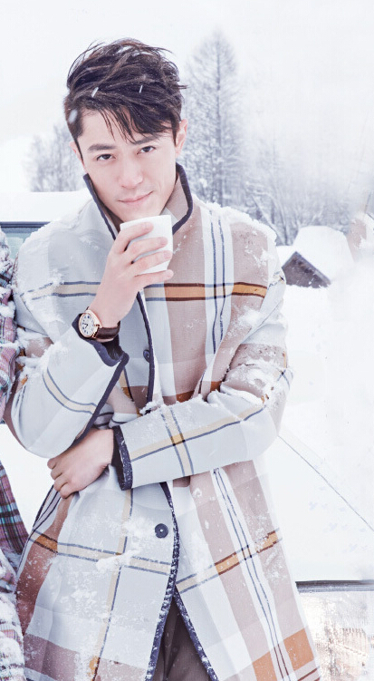 胡歌和霍建華為雜志拍攝了一組封面照，二人穿著同款風衣，在白雪中端著咖啡，恩愛“虐狗”