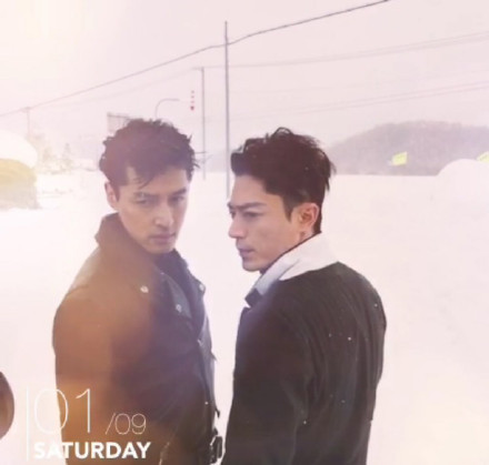 胡歌和霍建華為雜志拍攝了一組封面照，二人穿著同款風衣，在白雪中端著咖啡，恩愛“虐狗”