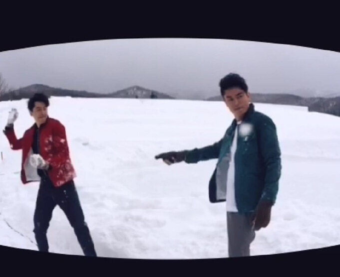 胡歌和霍建華為雜志拍攝了一組封面照，二人穿著同款風衣，在白雪中端著咖啡，恩愛“虐狗”