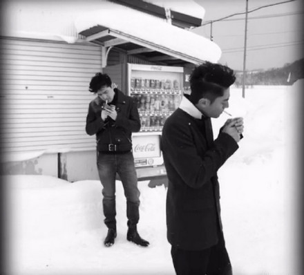 胡歌和霍建華為雜志拍攝了一組封面照，二人穿著同款風衣，在白雪中端著咖啡，恩愛“虐狗”