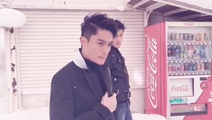 胡歌和霍建華為雜志拍攝了一組封面照，二人穿著同款風衣，在白雪中端著咖啡，恩愛“虐狗”