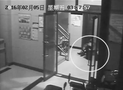 小區(qū)監(jiān)控視頻截圖，兩人一坐一跪竟聊了十多分鐘。