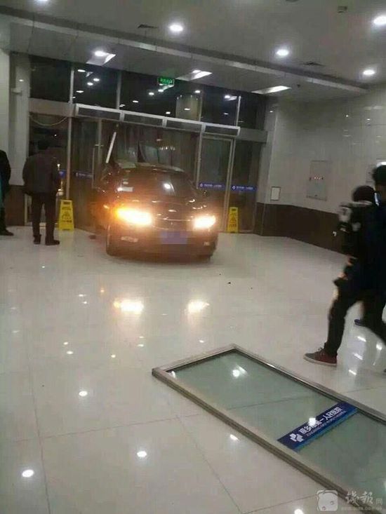 醫(yī)院大門(mén)被撞掉