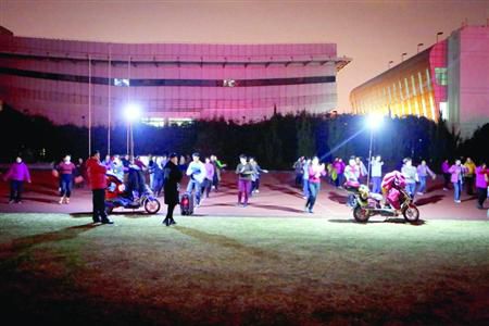 昨晚，松江體育場秩序井然，兩隊廣場舞被有序地分散在了不同區(qū)域。