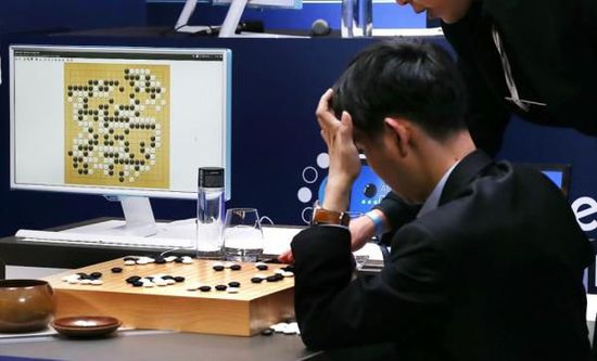 復(fù)盤階段李世石也在不停撓頭。