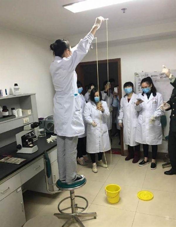 愛吃生肉惹的禍！男子體內(nèi)取出5米長寄生蟲(圖)