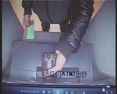 男子將可樂倒進(jìn)取款機(jī)。