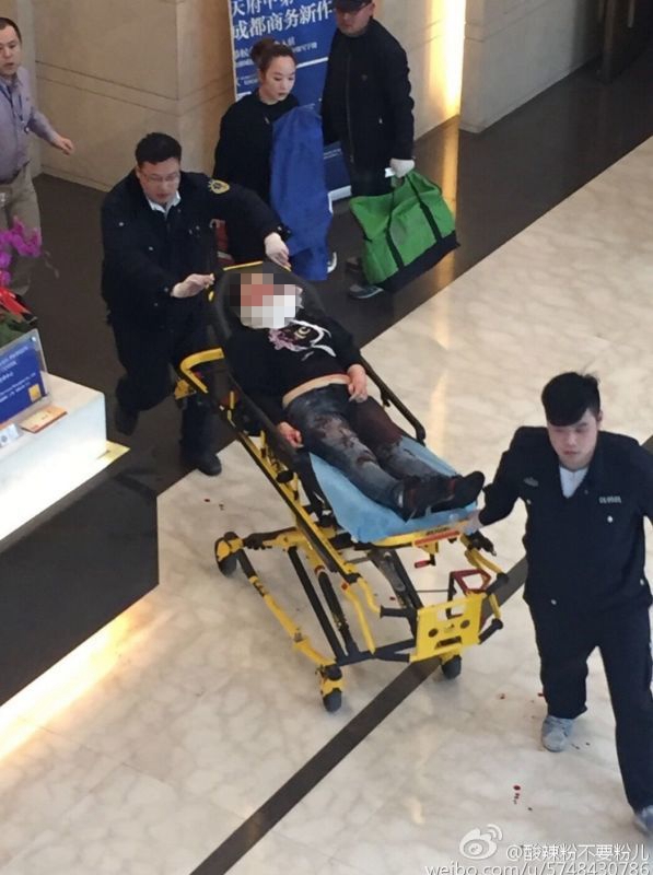 圖說：一名被砍女子被送往醫(yī)院。網(wǎng)友圖