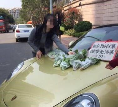 開(kāi)保時(shí)捷賣菜走紅 網(wǎng)友：炒作無(wú)底線 自稱陽(yáng)臺(tái)菜健康無(wú)污染，只賣“懂貨”的人