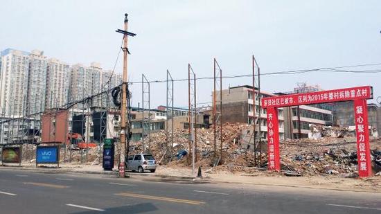 015年5月31日，在社區(qū)干部的帶頭拆遷下，親賢社區(qū)的“城中村改造”拉開帷幕。由于前期“清產(chǎn)核資”及補償標準等因素，拆遷改造工作推進并不順利。圖為位于體育西路東側(cè)集體所有的商鋪率先被拆遷完畢，用于遮擋的圍擋正在施工中。（拍攝：2015年9月16日）