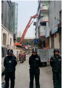 根據(jù)《太原市和小 店區(qū)平陽路街道親賢城中村改造拆遷安置補償方案》，結(jié)合親賢實際，親賢社區(qū)補償安置采取“商業(yè)用房安置+小戶型公寓住宅安置+貨幣補償”的方式，其中每分 （0.1 畝）置換商業(yè)用房50平方米+小戶型公寓住宅80平方米+貨幣補償20萬元人民幣。（拍攝：2015年9月17日）