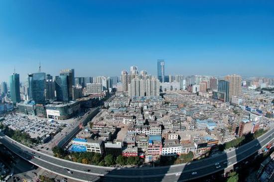 經(jīng)過4個多月的推進，親賢社區(qū)的拆遷工作進展緩慢，原定于2015年10月底完成的拆遷，在10月中旬時仍停留在對部分住戶進行插花式拆除。(拍攝：2015年10月16日)