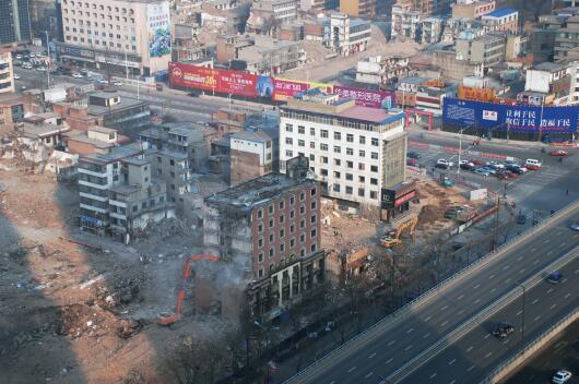 在“拆遷獎勵”等一系列政策的激勵下，親賢社區(qū)的改造步伐明顯加快。2015年12月初，親賢社區(qū)簽訂拆遷協(xié)議 374份，簽約率達90%，西北片區(qū)實現(xiàn)了拆遷大突破。(拍攝：2015年12月20日)