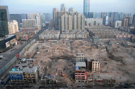 2016年元旦假期后的第一個工作日，記者從長風大街某高樓俯瞰正在拆遷中的親賢西北片區(qū)。經(jīng)過半年多推進，這一片區(qū)只留下十余處建筑等待拆除。(拍攝：2016年1月4日)