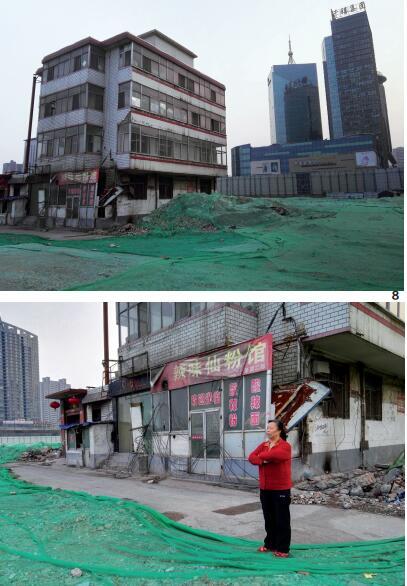 65歲的韓老太太是別人眼中的“釘子戶”，至今仍居住在斷水、斷電的老宅中。她的房產(chǎn)占地面積3分多，建有樓房4層，按照補償標準可以拿到400余萬元補償，但她還是擔心以后的日子沒著落，稱要繼續(xù)堅持下去。在她房子的右后側(cè)，是親賢社區(qū)旗下千禧集團的豪華辦公樓。