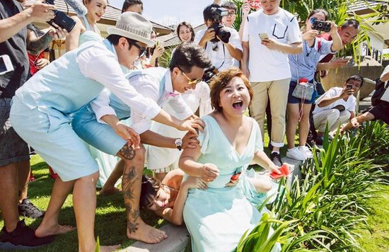 包貝爾婚禮時，賈玲和柳巖都出任伴娘