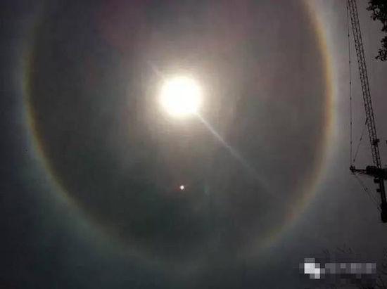 上?，F(xiàn)UFO 專家稱光圈是日暈亮點(diǎn)或是飛行器(圖)