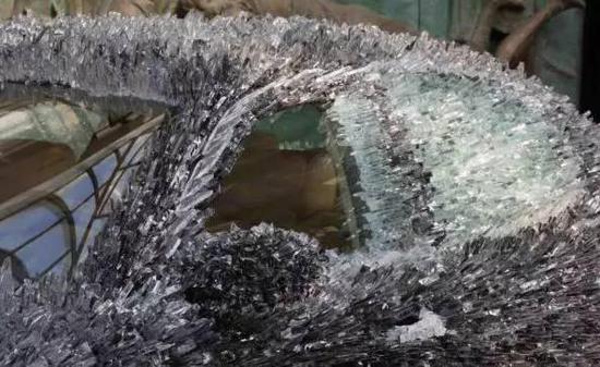 驚！車主用玻璃渣改裝瑪莎拉蒂