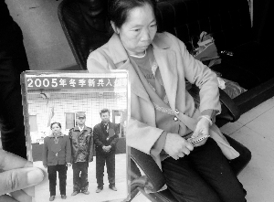 出事后，母親一直拿著兒子的照片在翻看。