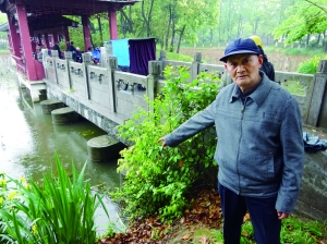 商老說，他就是在這兒把孩子拽上岸的