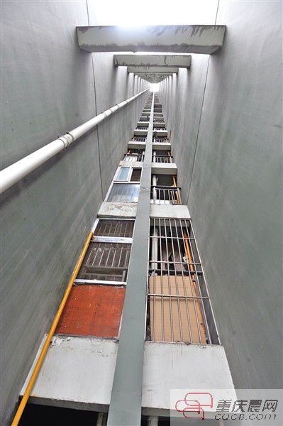 小孩就是從這幢樓的21樓墜下來(lái)的。