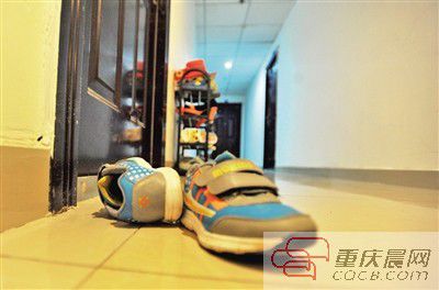 出事小孩的鞋子凌亂地?cái)[放在自家門(mén)前。