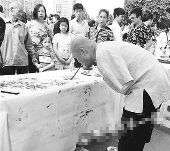 黃國(guó)富在作畫(huà)。資料照片