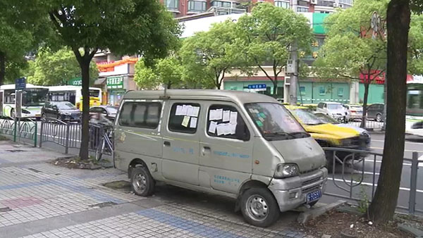 被棄置在人行道上的面包車。