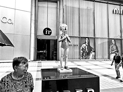 王府井in88購物中心西側(cè)，“小男孩”下半身衣不遮體