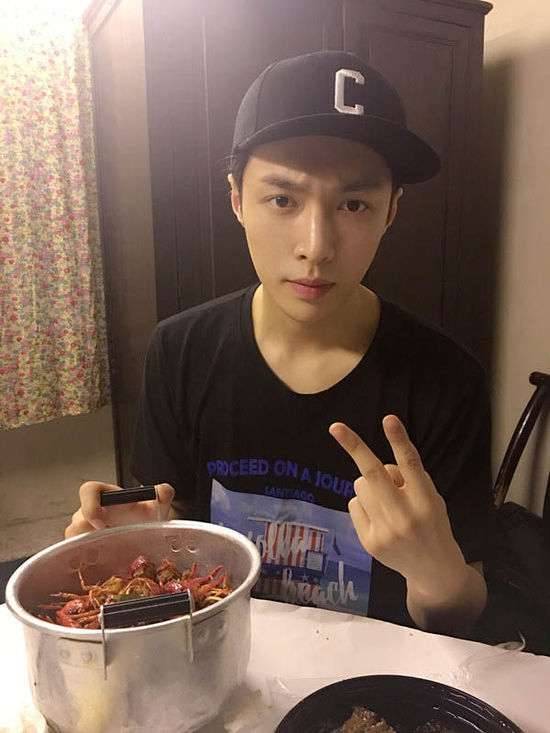 二爺加餐！張藝興告別清湯白面吃小龍蝦