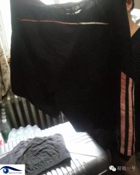 李律師所穿褲子也沾染血跡。